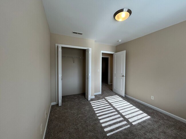 Building Photo - Gorgeous 4 Bed, 2.5 Bath Tuscany Home!