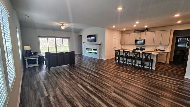 Building Photo - Spacious Ventana Home with all appliances!