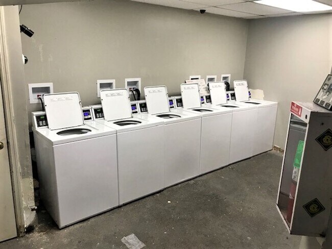 Building Photo - FURNISHED Studio @ University Towers Available FALL 2026!