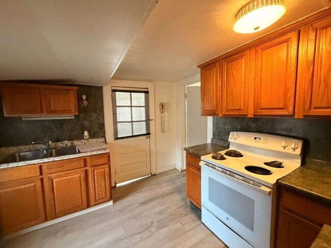 Building Photo - AVAILABLE NOW! Move-In Special Available – Free First Month’s Rent!