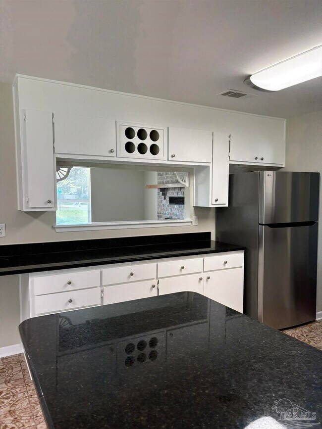 Building Photo - 1824 Iris Ln