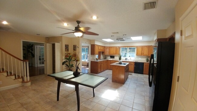 Building Photo - Large Executive Beauclerc Pool Home