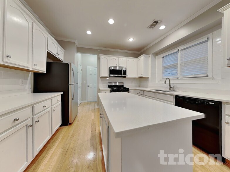 Building Photo - 206 Brightwater Dr