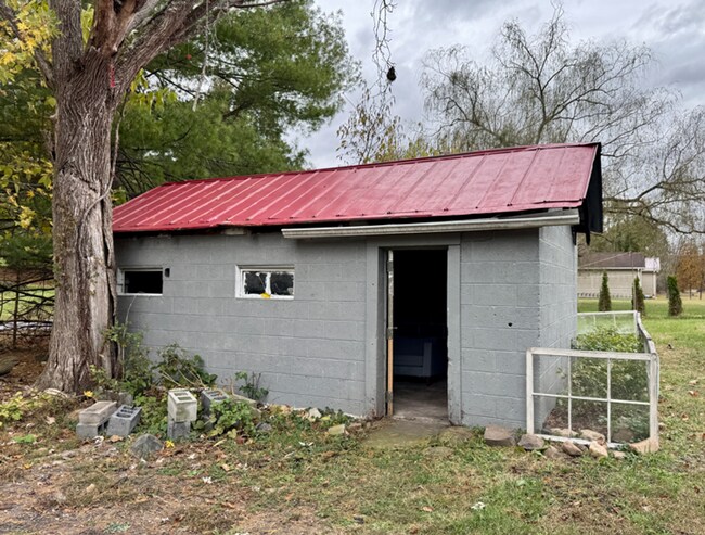 Building Photo - Charming Home in Pembroke with Yard & Storage
