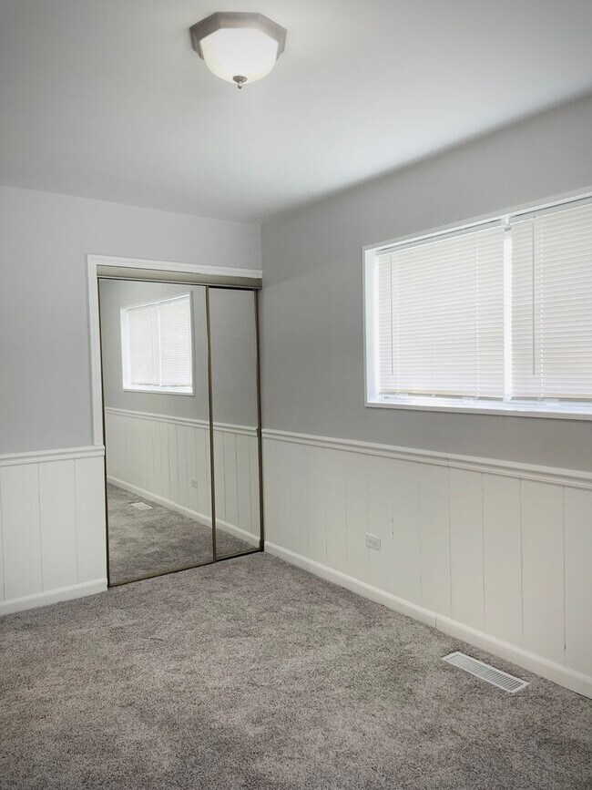 Building Photo - 3 Bedroom 1.5 Bathroom-Calumet City