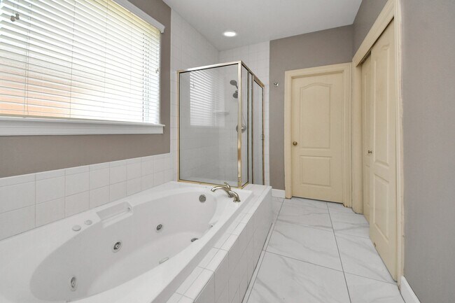 Building Photo - 4610 Plum Forest Rd