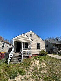 Building Photo - 2 bed house with big yard in Petersburg Va!