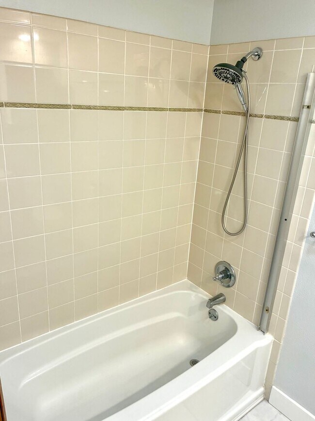 Building Photo - Beautiful open floorplan - 3 Bedroom/ 2 Ba...