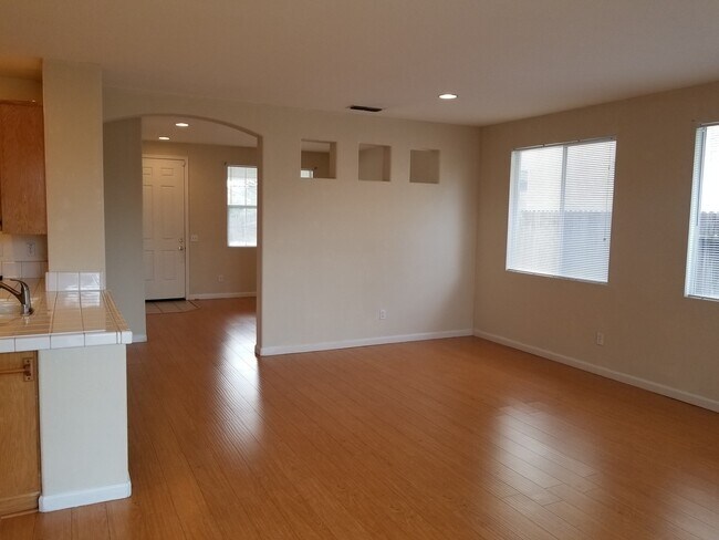 Building Photo - VERY CUTE 3BD/2BTH SINGLE FAMILY IN NORTH LINCOLN