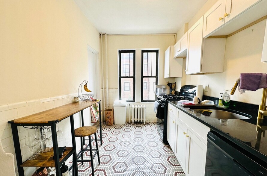 Building Photo - 452 Park Dr