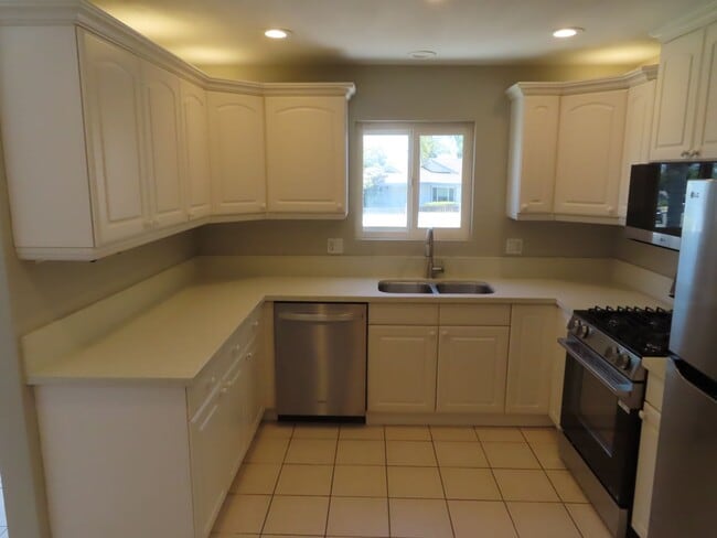 Building Photo - Four Bedroom Home in Oceanside