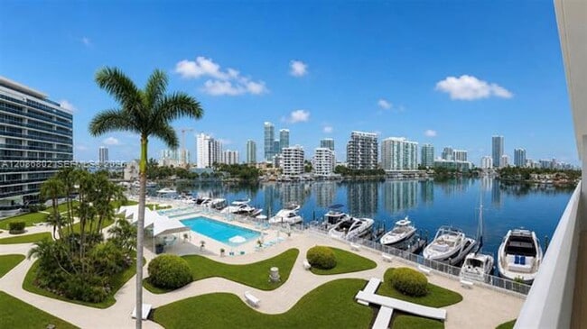 Building Photo - 900 Bay Dr