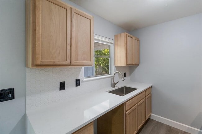 Building Photo - 5846 Castle Lk Dr
