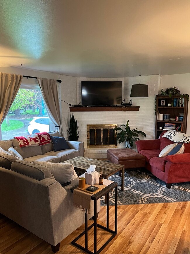 Building Photo - FULLY FURNISHED Midtown Three Bedroom Spac...