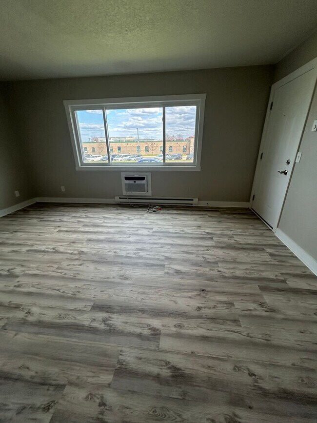 Building Photo - Recently Renovated 2 Bedroom Apartment