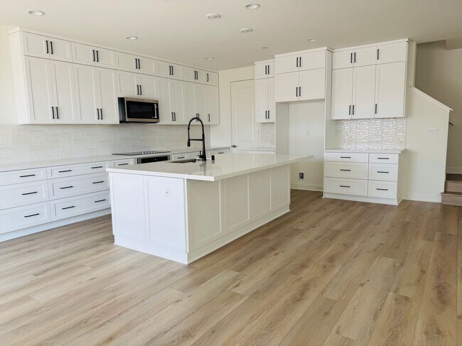 Building Photo - 8631 Mission Villa Dr