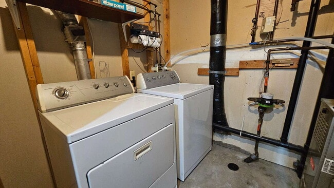 Building Photo - Charming 2-Bed Townhouse Retreat on Harriet Ave  available now.