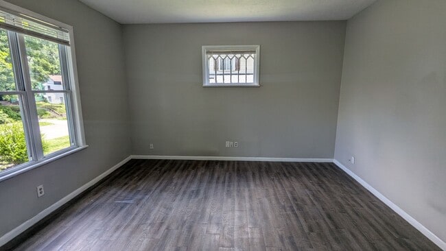 Building Photo - 498 Gage St
