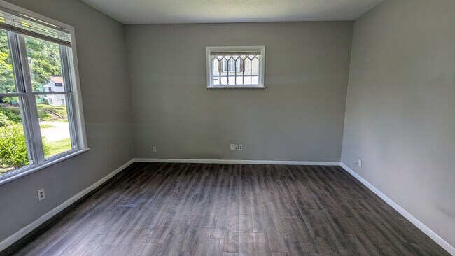 Building Photo - Spacious 4-bedroom, 2-bath home in Akron