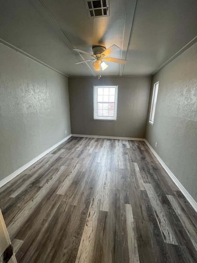 Building Photo - 2 BED 1 BATH DUPLEX FOR LEASE AVAILABLE NOW!!