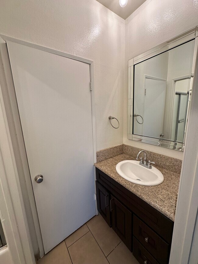 Building Photo - 622 S Barrington Ave