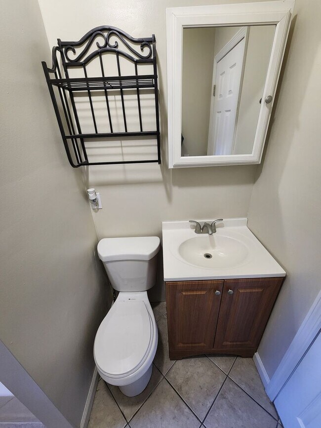 Building Photo - 2 Bed 1 Bath Apartment In Loch Sheldrake