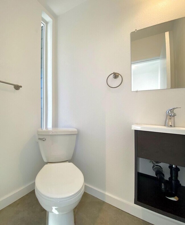 Building Photo - 446 Roberts St