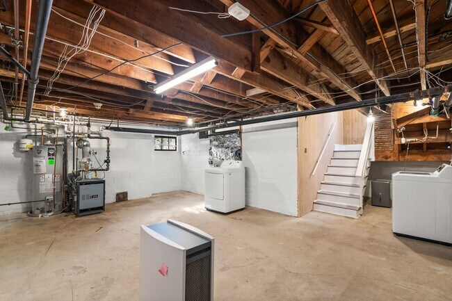 Building Photo - 3 Bed 2.5 Bath - Chevy Chase Colonial - Mo...