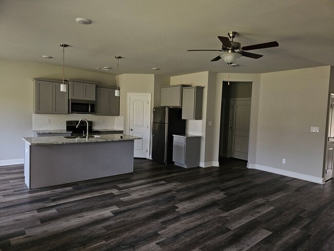 Building Photo - AVAILABLE NOW! *Pictures are of similar property , but not identical.  Schedule a tour to see in ...