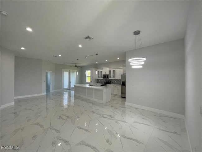 Building Photo - 721 NE 11th Terrace