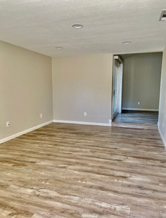 Building Photo - LINCOLNVIL9849