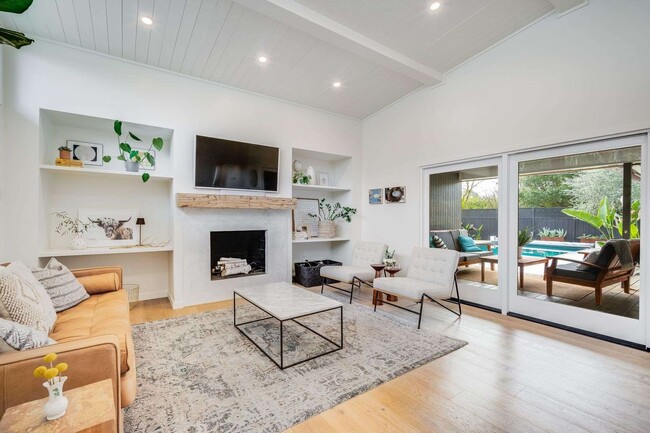 Building Photo - Stunning Mid-Century Modern 3bed/2.5 bath ...