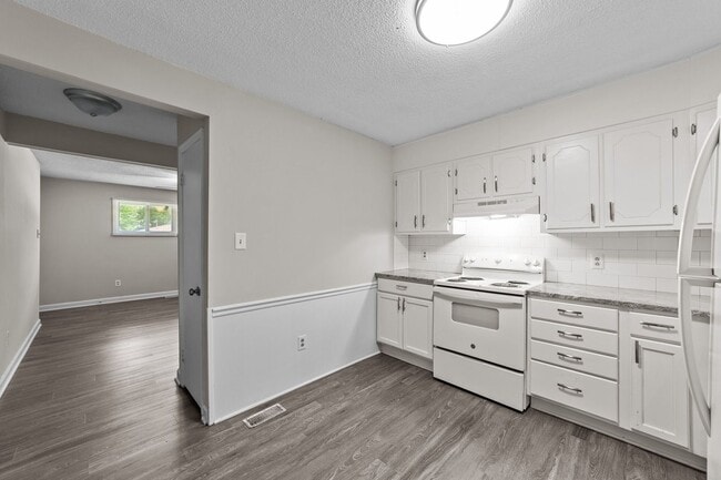 Building Photo - Updated Two Bedroom near Downtown Smithfie...