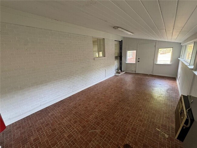 Building Photo - 713 Iris Ave