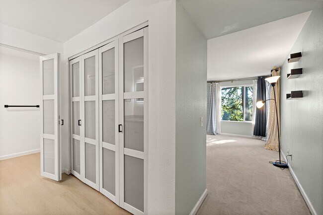 Building Photo - Amazing 2bed/1.5bath Condo Unit with Private Balcony in Meridian Park!