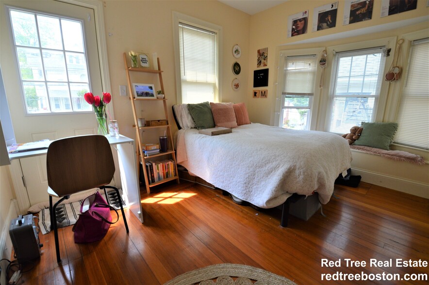 Primary Photo - 74 Brooks St