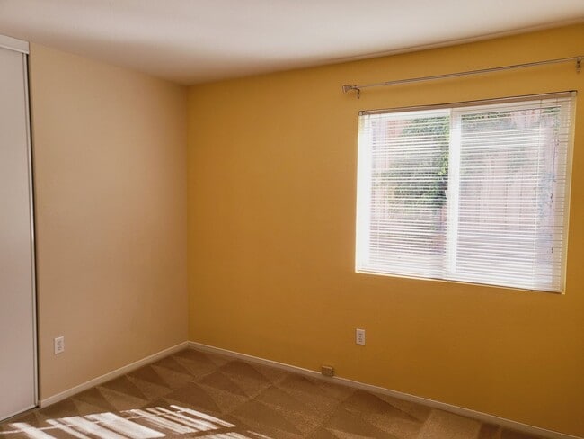 Building Photo - Very Nice Single Story Home
