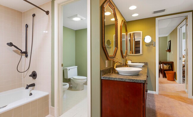 Building Photo - 11355 Pond View Dr