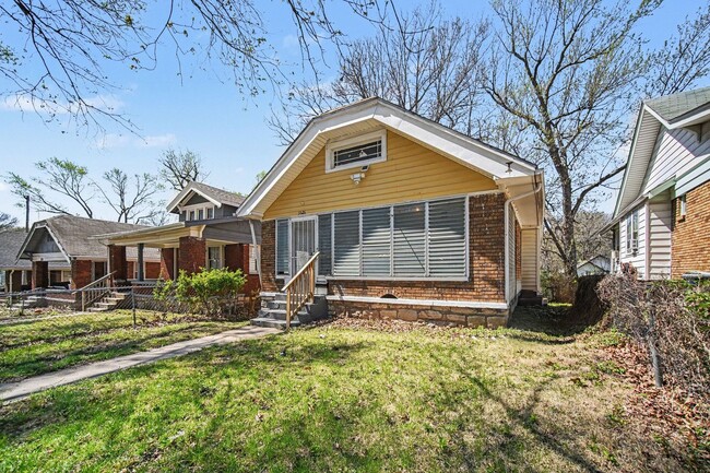 Building Photo - 2 Bed, One Bath House Near UMKC!