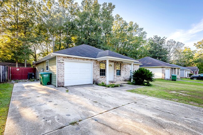 Building Photo - Adorable Home with fenced in backyard!