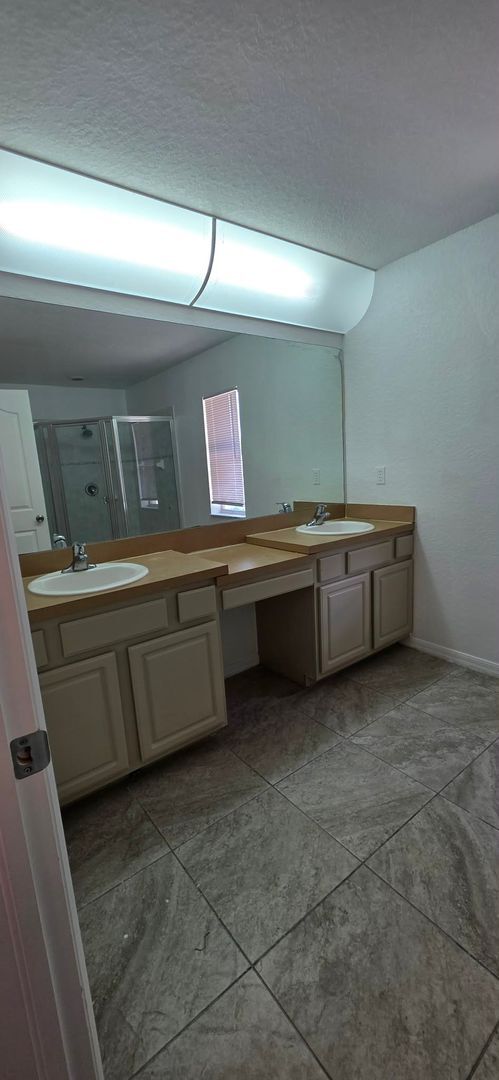 Building Photo - 3 Bedroom, 2 Bath Home with 2-Car Garage – 1,722 Sq Ft