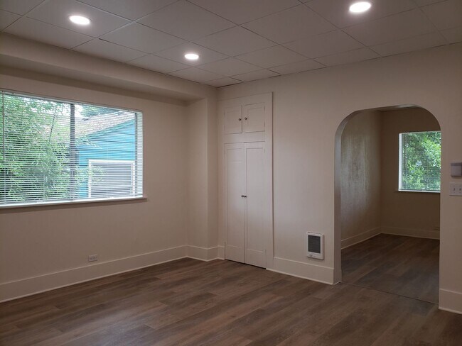 Building Photo - Arlington Pl. Triplex - EBB001