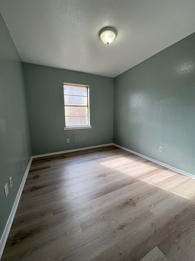 Building Photo - Very nice 3 bedroom/1 bath house with Central Air & Heat