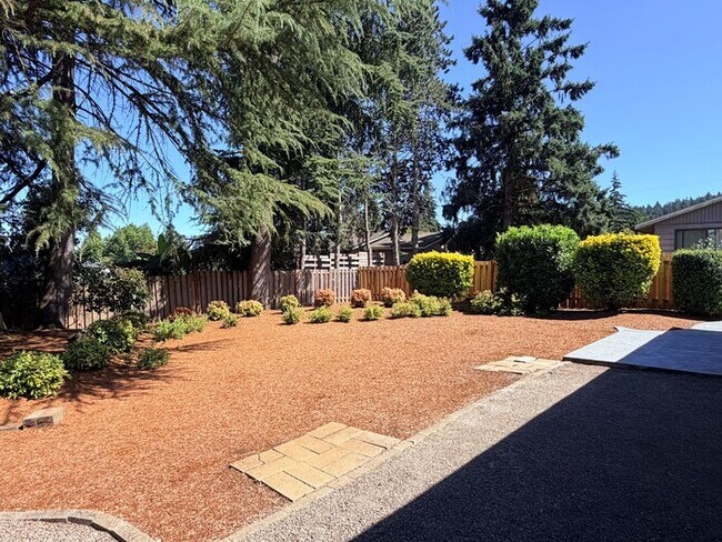 Building Photo - Spacious West Linn Ranch with Multiple Living Spaces, Large Fenced Backyard & Landscaping Included!