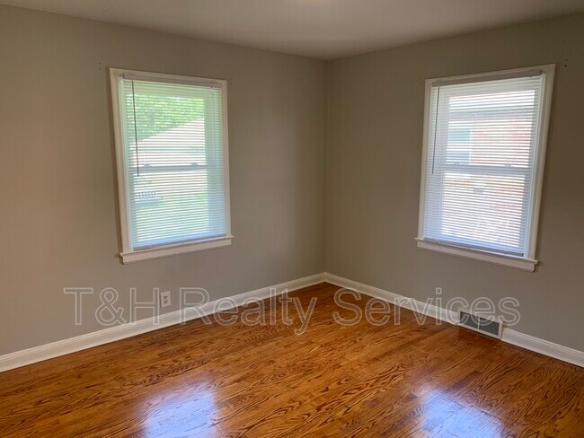 Building Photo - 5166 Winthrop Ave