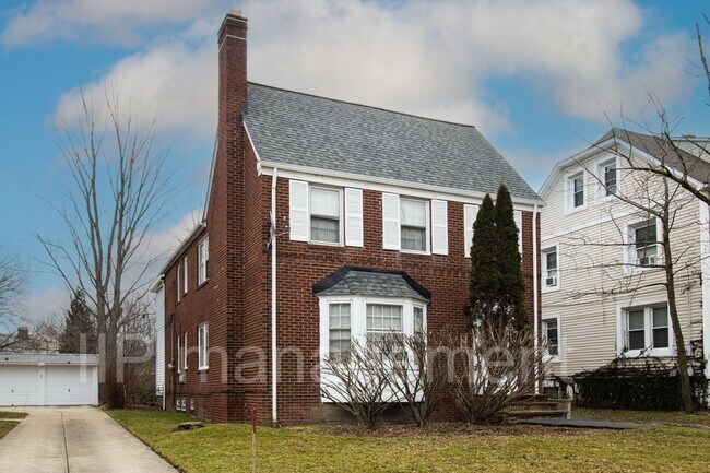 Building Photo - University Heights 4bed gorgeous 2nd Floor...