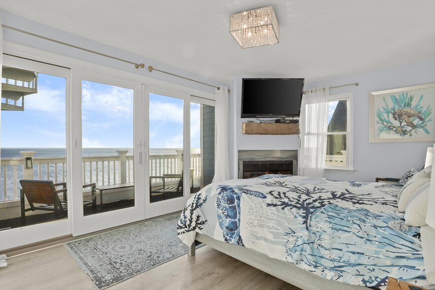 master bedroom - 2149 Fairfield Beach Rd