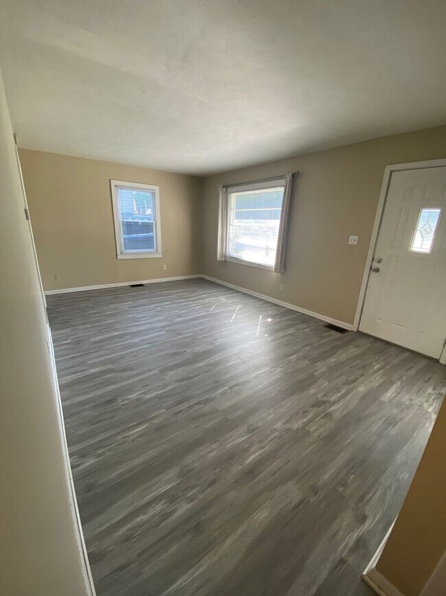 Building Photo - 2 Bedroom House!
