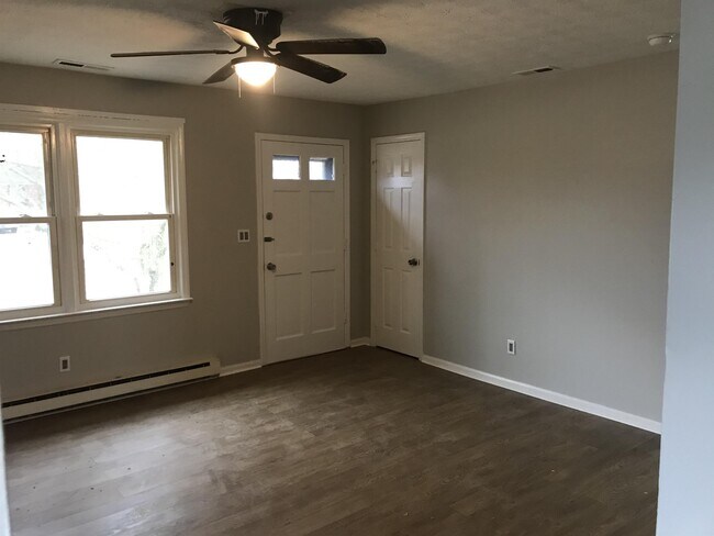 Building Photo - 242 Cherry Ln