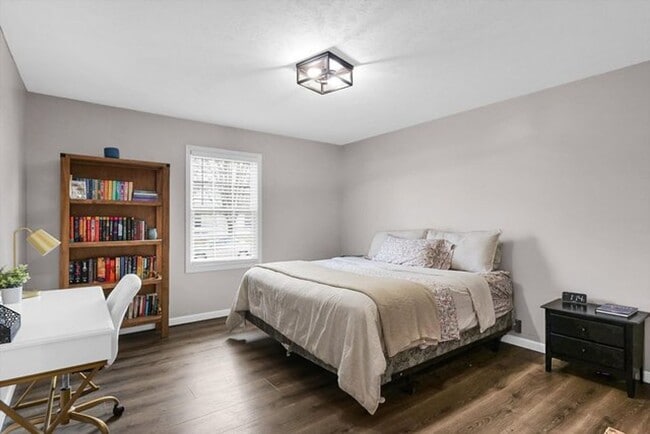 Building Photo - 3 Bedroom house with Finished Basement - Available August 2026